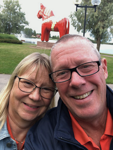 Inger och Mikael framför dalahäst i Mora